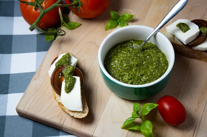 Cevizli Fesleğenli Pesto Salatası: Sofralarınıza Akdeniz Esintisi